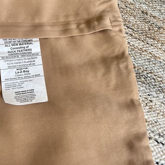 La Z Boy Woven Textured White Tan Throw Pillow Covers High Quality Set Of 2 New - Picture 2 of 4